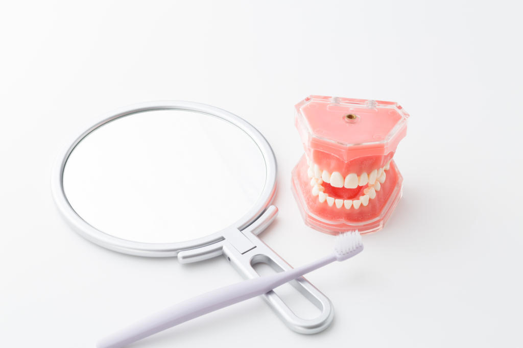 歯が透けて見えるのは酸で溶けている酸蝕歯(さんしょくし)の進行サイン！その治療と予防策