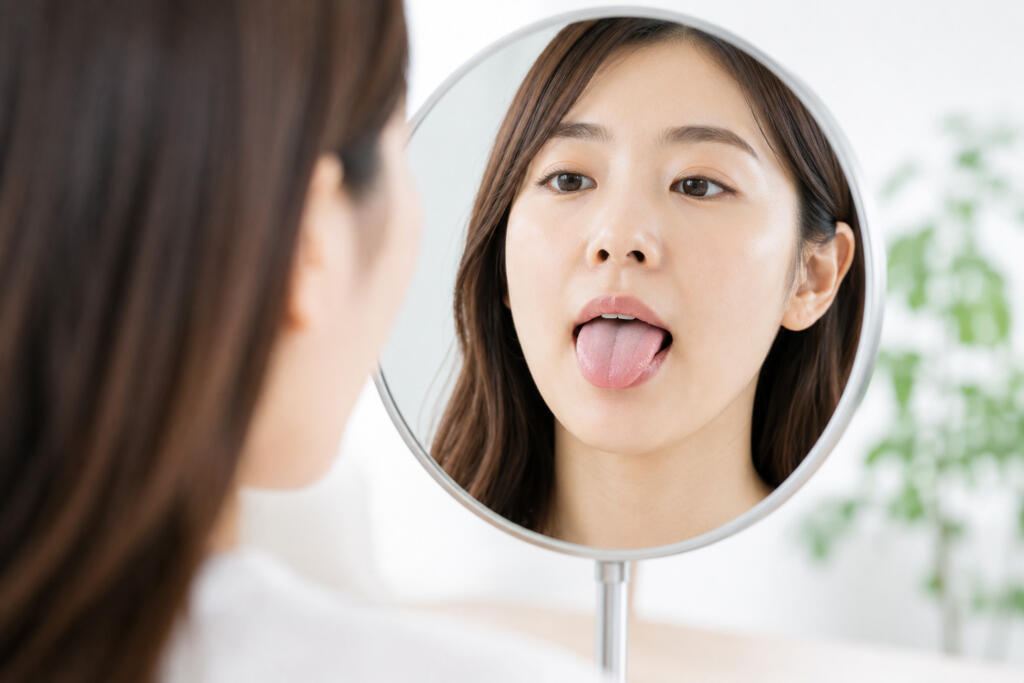 舌の「できもの」の特徴と対処法！口内炎・舌がんの特徴【歯科医師監修】